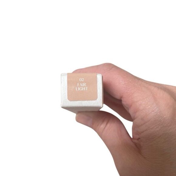 GloWish 02 By HUDA BEAUTY Bright Light Sheer Concealer 02 Fair Light 0.35oz - Picture 2 of 12